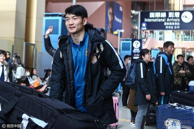 陈肇钟微微笑道：如此说来，这套房子我要是不收，刘先生在叶少爷那里，怕是也不好交代吧？刘家辉看着陈肇钟，一边摇头，一边咂嘴道：哎呀阿钟，还得是你啊。